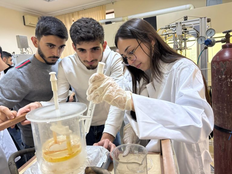 AzTU students underwent practical training in the laboratory of the Institute of Physics